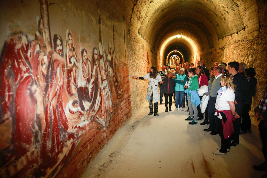 Fotos: El túnel de Cicujano, en la vía del antiguo ferrocarril Vasco-Navarro, ya luce los murales de Irantzu Lekue