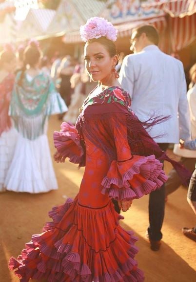 Paula Ordovás, una de las blogueras más internacionales, se enfunda en un traje de flamenca por primera vez este año, lo firma Rocío Peralta.