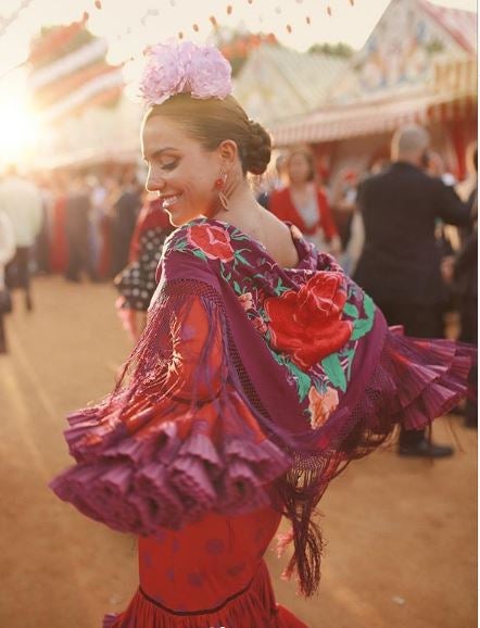 Paula Ordovás, una de las blogueras más internacionales, se enfunda en un traje de flamenca por primera vez este año, lo firma Rocío Peralta.