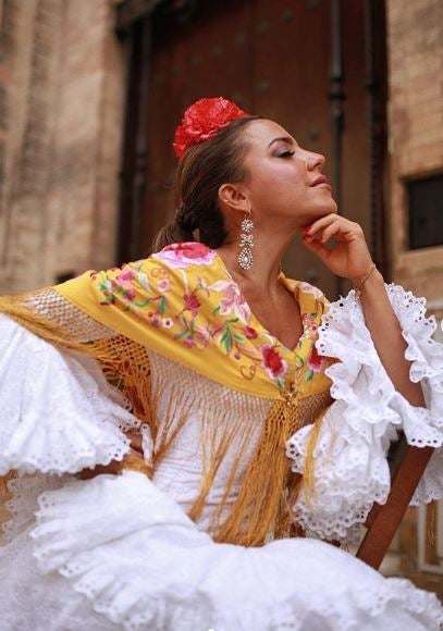 Paula Ordovás, una de las blogueras más internacionales, se enfunda en un traje de flamenca por primera vez este año, lo firma Rocío Peralta.