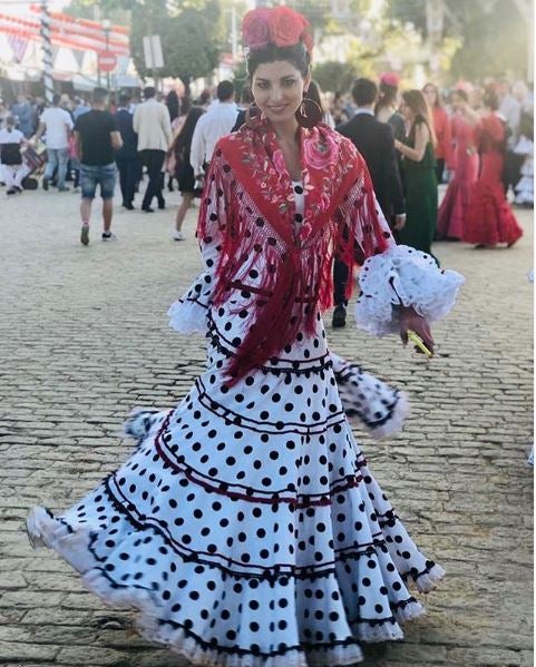 Rocío Peralta con traje blanco con lunar negro.