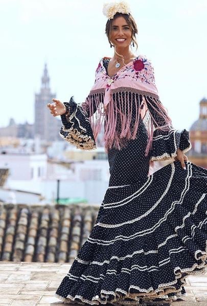 Marta Carriedo también luce uno de los mantones de Rocío Peralta, en tono morado, y otro en rosa de la misma diseñadora.