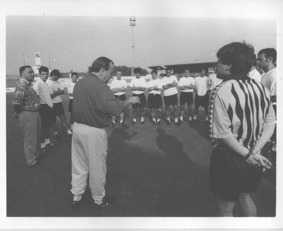 El entrenador del Barakaldo, Koldo Aguirre, habla con sus jugadores. 