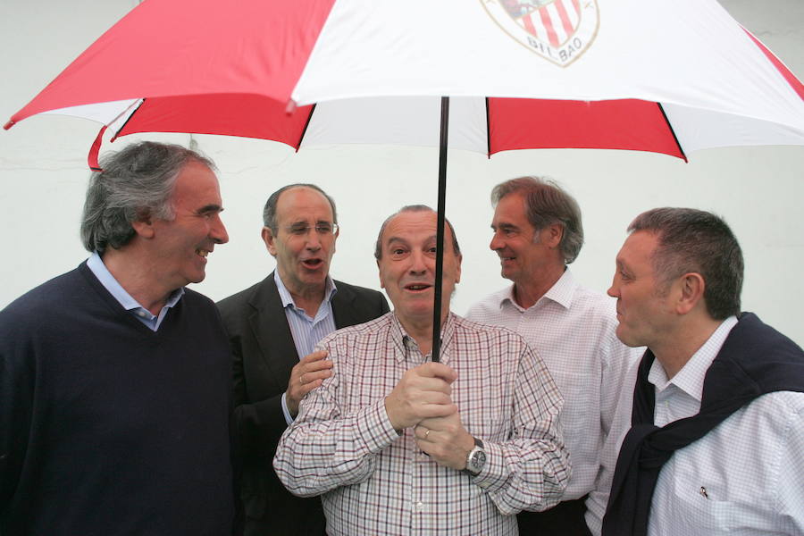 Cinco protagonistas del partido de la final de la Copa de la Uefa entre el Athletic de Bilbao y la Juventus. De izqda a dcha: José Angel Iribar, Javier Irureta, Koldo Agirre, Txetxu Rojo, y José Mari Lasa. 