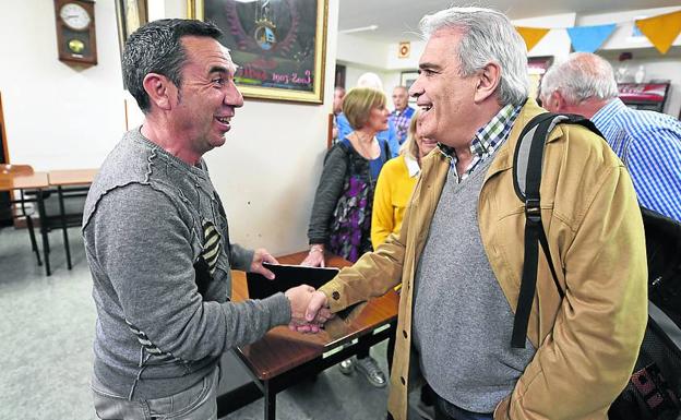 Iñaki Hernández (izq.), con su sucesor como director musical, Daniel Garay. 