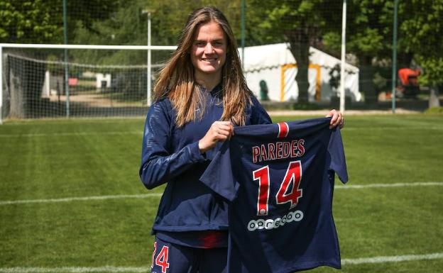 Irene posa con la camiseta del PSG.