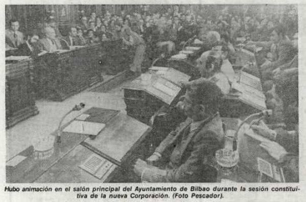 Primer pleno de la Coorporación bilbaína salida de las elecciones municipales de 1979, con el salón de actos a rebosar.