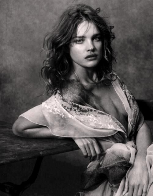 La top y mujer del heredero de Louis Vuitton, Natalia Vodianova posa para Paolo Roversi.