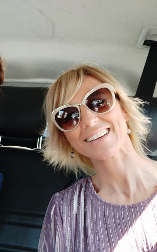 La presentadora del 'Eguraldia' es «tan friolera» que su prenda imprescindible es un buen plumífero que vaya «desde el cuello hasta los pies», define su forma de vestir como «muy sport» y nunca lleva tacones