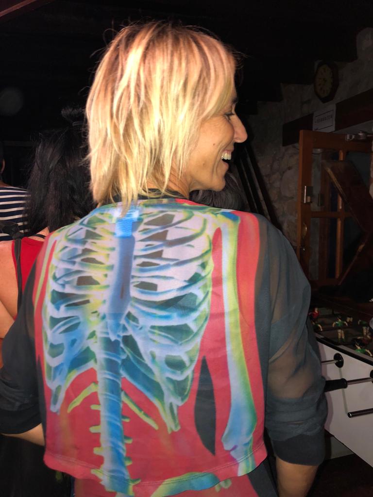 La presentadora del 'Eguraldia' es «tan friolera» que su prenda imprescindible es un buen plumífero que vaya «desde el cuello hasta los pies», define su forma de vestir como «muy sport» y nunca lleva tacones