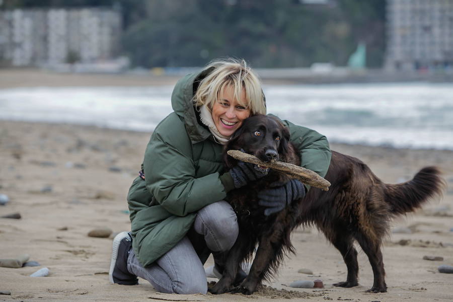 La presentadora del 'Eguraldia' es «tan friolera» que su prenda imprescindible es un buen plumífero que vaya «desde el cuello hasta los pies», define su forma de vestir como «muy sport» y nunca lleva tacones