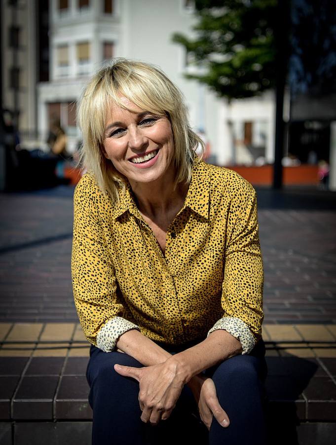 La presentadora del 'Eguraldia' es «tan friolera» que su prenda imprescindible es un buen plumífero que vaya «desde el cuello hasta los pies», define su forma de vestir como «muy sport» y nunca lleva tacones