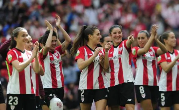 Las jugadoras rojiblancas agradeciendo el calor de La Catedral. 