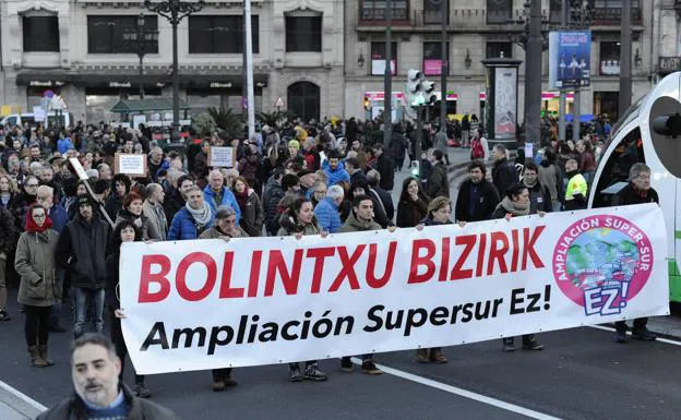 Una manifestación rechaza las obras para ampliar la Supersur