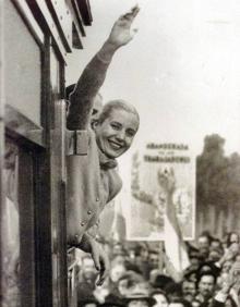 Imagen secundaria 2 - Arriba: Funeral de Estado. Todo Buenos Aires quiso despedir a Evita. Abajo a la izquierda, Eva Perón, con un grupo de mineros. A la derecha, la primera dama saluda desde un tren a la multitud que la aclama.