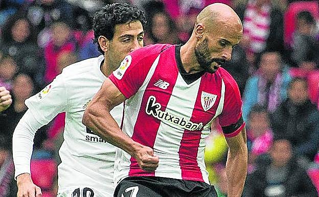 Rico controla la pelota ante Parejo.