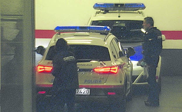 Los tres acusados entran escoltados en el Palacio de Justicia