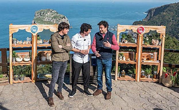 Jordi Cruz, Eneko Atxa y Pepe Rodríguez, en San Juan de Gaztelugatxe durante la grabación de 'MasterChef'.
