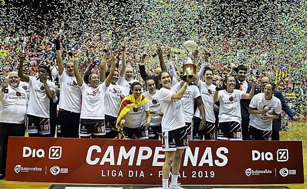 El conjunto catalán celebrando el título que recientemente han incluido en sus vitrinas. 