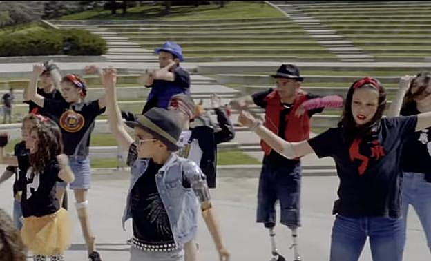 Un momento de la coreografía de los niños de Afanip 