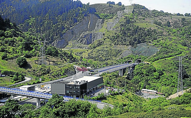 La vieja canetra de Peñascal, al fondo, será rellenada con los sobrantes de los túneles y reforestada con 12.000 árboles.