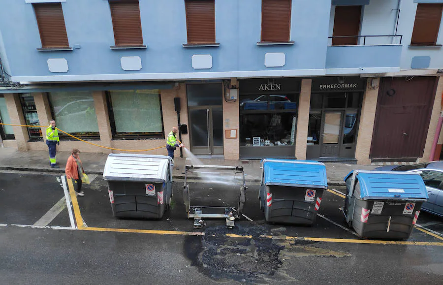 Operarios municipales limpian la calle Arresi en la que ardió un contenedor de basura 