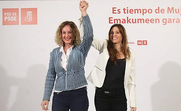 Cristina González, candidata a diputada general de Álava, y Maider Etxebarria, candidata a la alcaldía de Vitoria, durante la presentacion de las candidaturas del PSE, en Vitoria. 