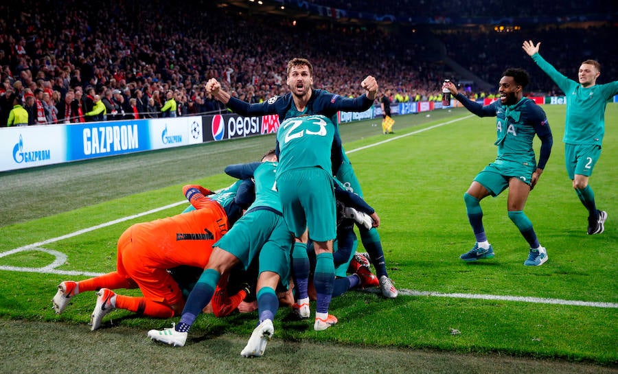 Llorente celebra el gol de la victoria con sus compañeros del Tottenham.