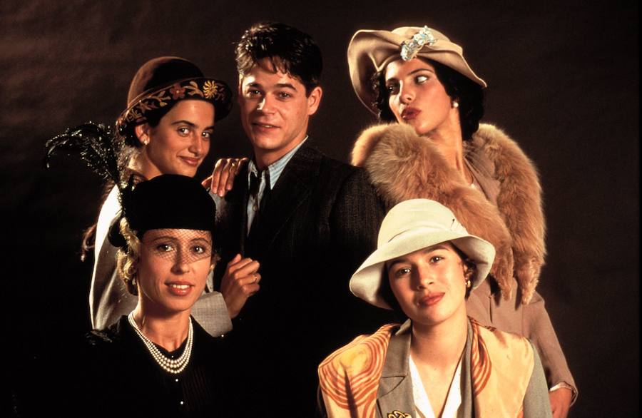 1992 - 'Belle Epoque'. Fue la segunda película española en ganar un Oscar. Una jovencísima Penélope Cruz se puso a las órdenas de Fernando Trueba en una obra con un reparto de lujo. Fernando Fernán Gómez, Gabino Diego, Maribel Verdú, Ariadna Gil, Jorge Sanz, Jesús Bonilla, Miriam Díaz-Aroca y Chus Lampreave, entre otros, compartieron pantalla con la actriz madrileña, que encarnó a Luz. Este largometraje tan coral está ambientado en una pequeña localidad española durante el invierno de 1930, en vísperas de que se proclame la II República. 
