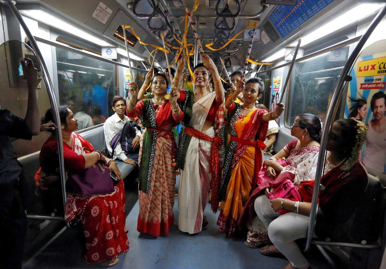 Las mujeres, que sufren de talasemia, actúan en el Metro para celebrar el 158 aniversario del nacimiento de Rabindranath Tagore en Calcuta, India