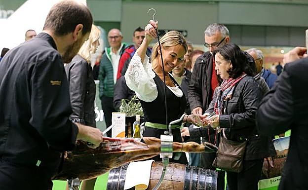 Corte de jamón y servicio de vinos de Jerez en una anterior edición de la feria.