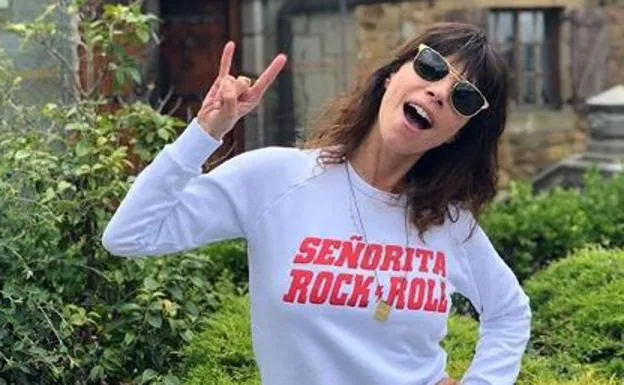 Activar Acrobacia Sumergido Maribel Verdú, la mayor fan de las camisetas optimistas de una tienda de  Bilbao | El Correo