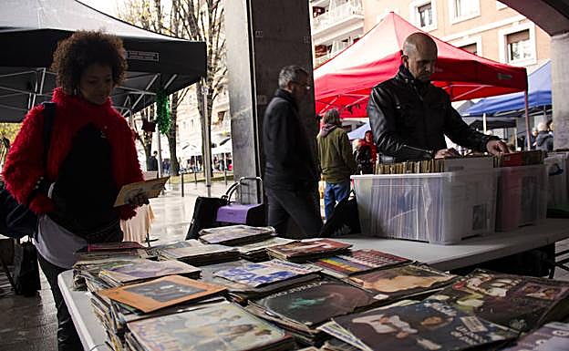 Vinilos de segunda mano en uno de los puestos de la pasada edición de la feria.