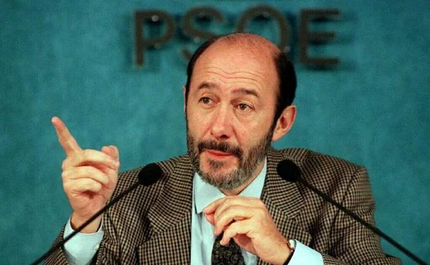Rubalcaba, en 1997, cuando era secretario de Comunicación del PSOE. 
