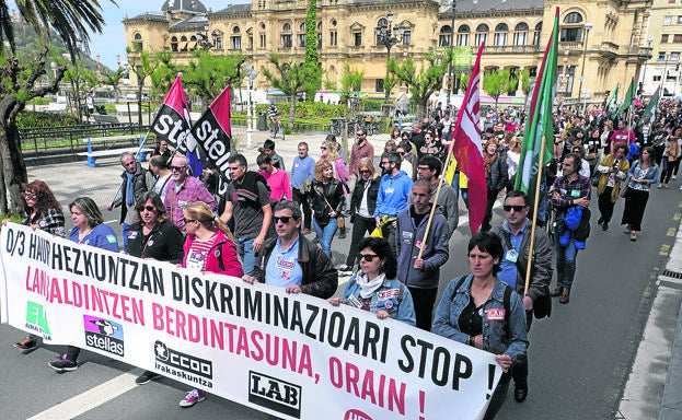 Trabajadores de la red concertada pasearon ayer su malestar por las calles de San Sebastián.