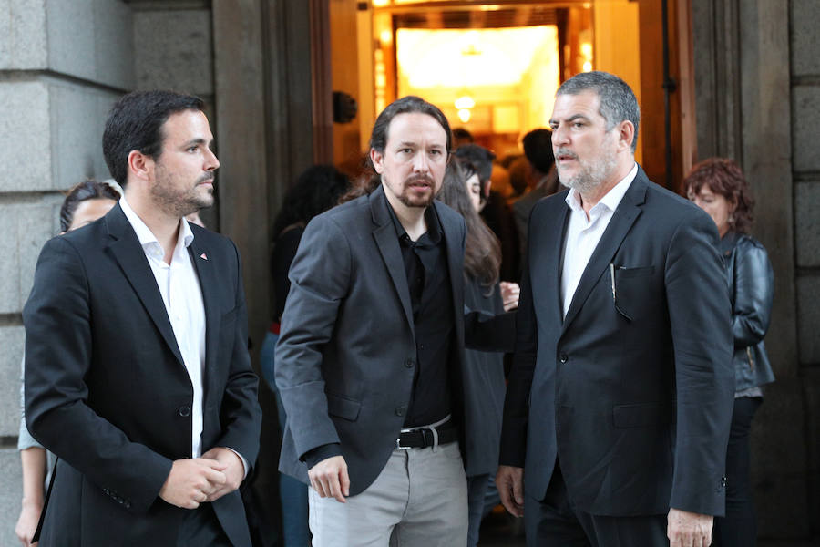 Pablo Iglesias también se ha acercado para dar sus condolencias.