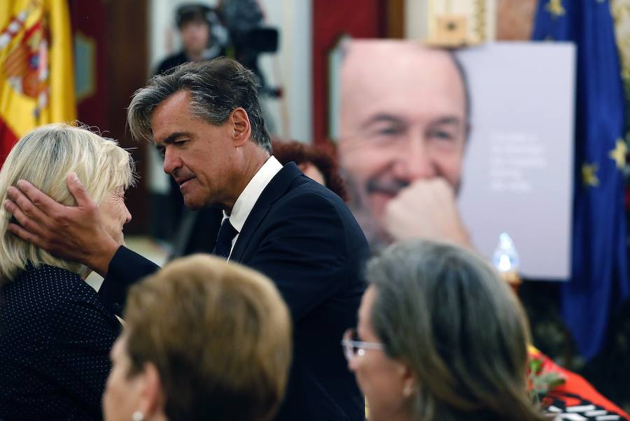 El ex ministro López Aguilar da el pésame a Pilar Goya.