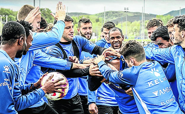 Los jugadores del Alavés felicitan a Martín Agirregabiria, que ayer cumplió 23 años. 