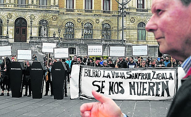 Vecinos de San Francisco protestan en una 'marcha funebre'