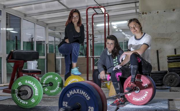 Miranda Journot, Espe López y Jessica Álvarez tras un entrenamiento en Gorostiza. 