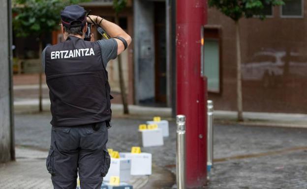 Un agente de la Ertzaintza en el lugar del suceso.