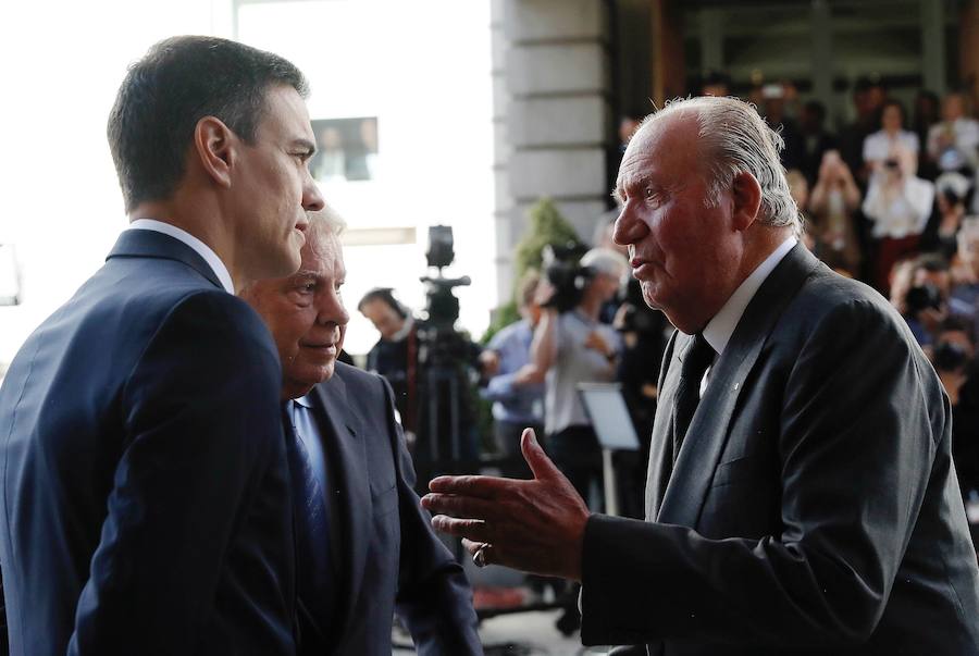 Don Juan Carlos departe con Pedro Sánchez y Felipe González.
