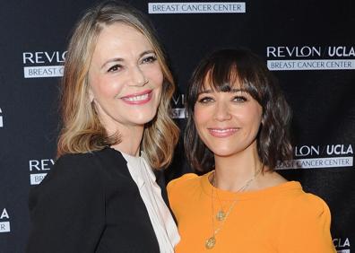 Imagen secundaria 1 - Peggy Lipton en 'Twin Peaks' y con su hija Rashida Jones, fruto de su matrimonio con el productor musical Quincy Jones (Abajo).