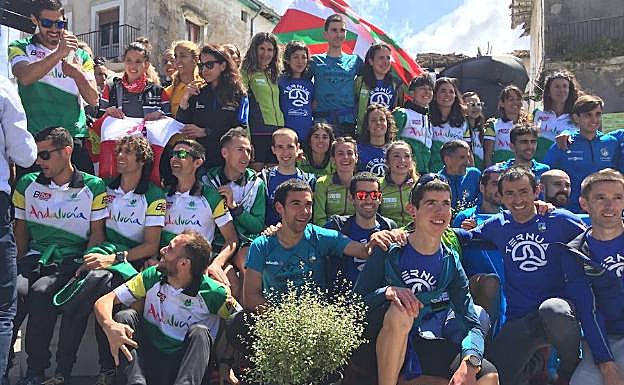 El nutrido podio del Campeonato autonómico, con la Euskal Selekzioa en lo más alto. 