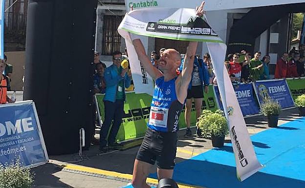 Un emocionado Oiar Ariznabarreta cruza la meta como ganador. 