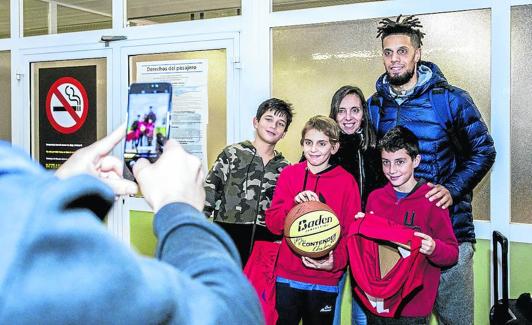 Daniel Hackett, base del CSKA Moscú, se fotografía con fans en el aeropuerto de Foronda.