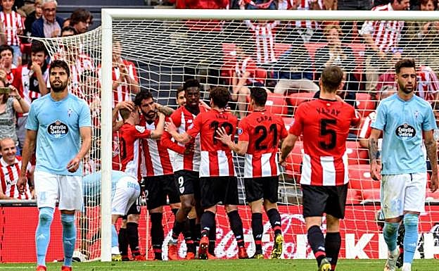 Los jugadores del Athletic de Bilbao celebran el gol Raúl García.