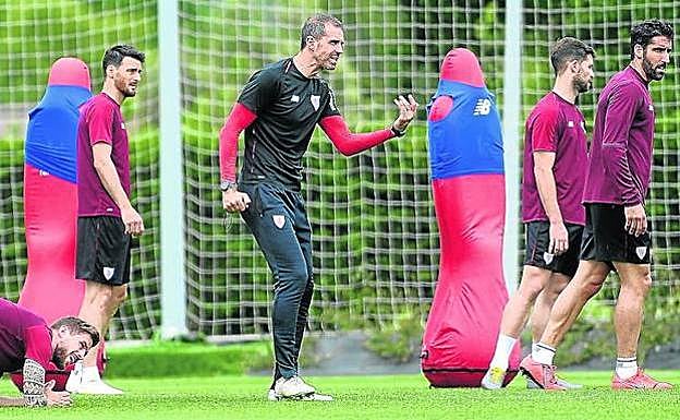 Exigencia. Gaizka Garitano da órdenes a sus jugadores durante el entrenamiento en Lezama. 