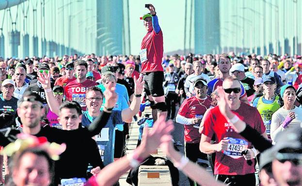 Marea humana. Corredores por el puente Verrazano de Nueva York en la maratón de 2018.