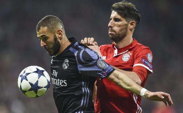 Javi Martínez disputa un balón a Benzema.